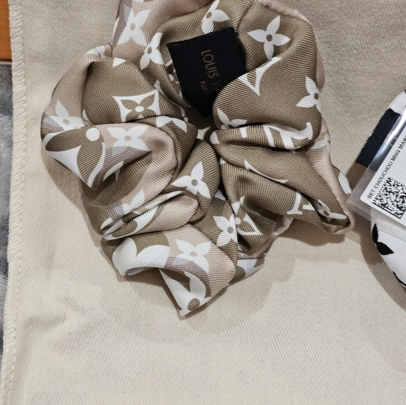 LOUIS VUITTON SCRUNCHIE HAIR ACCESSORY SET 2 RIBBONS 100% SILK GIANT MONOGRAM - Picture 5 of 12
